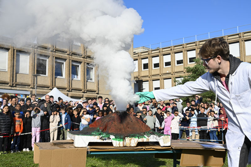 Expérience scientifique visuelle au village des sciences de l'IUT